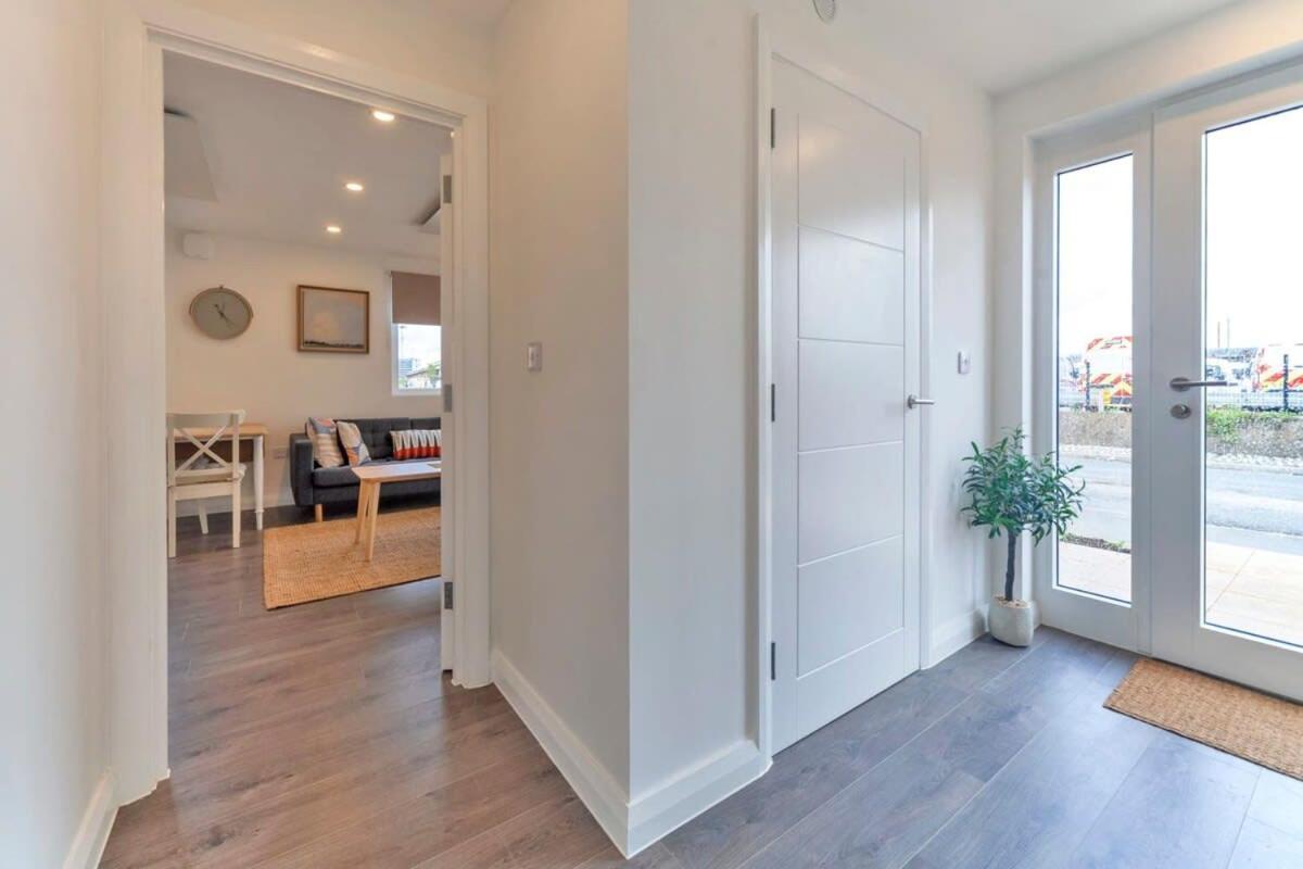 Contemporary 1 Bedroom Apartment In Ashford Ашфорд Экстерьер фото