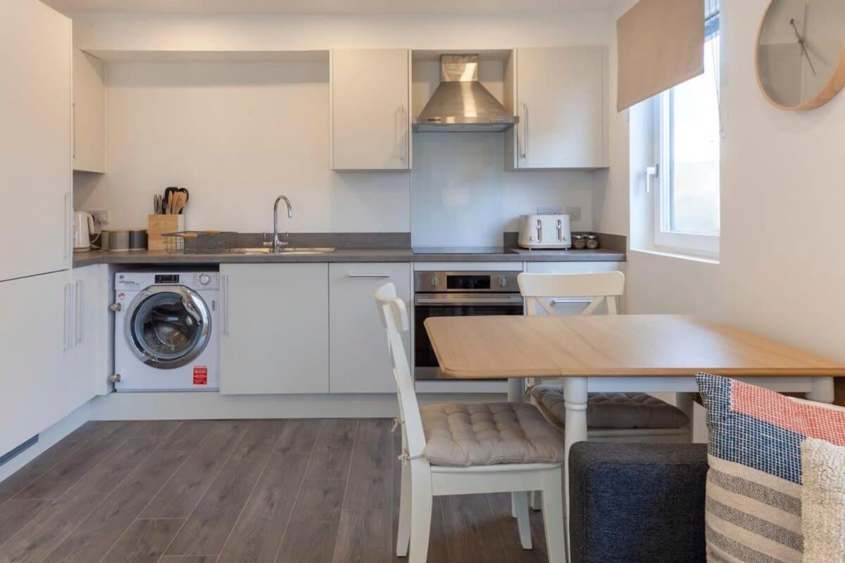 Contemporary 1 Bedroom Apartment In Ashford Ашфорд Экстерьер фото