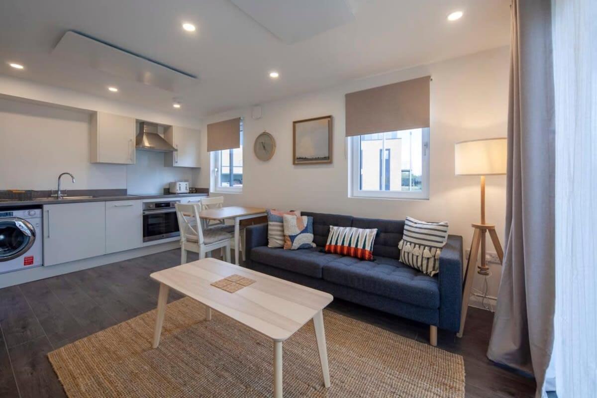 Contemporary 1 Bedroom Apartment In Ashford Ашфорд Экстерьер фото